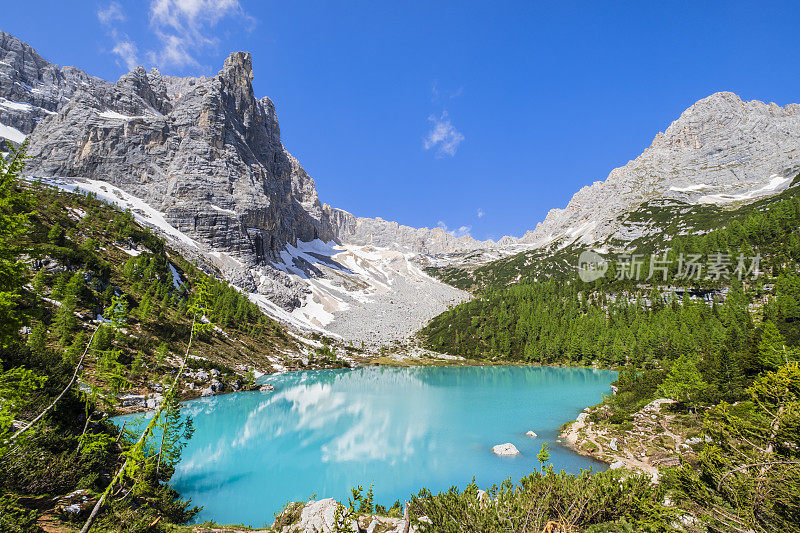 Dito di Dio(上帝的手指)和Dolomites的Sorapiss湖